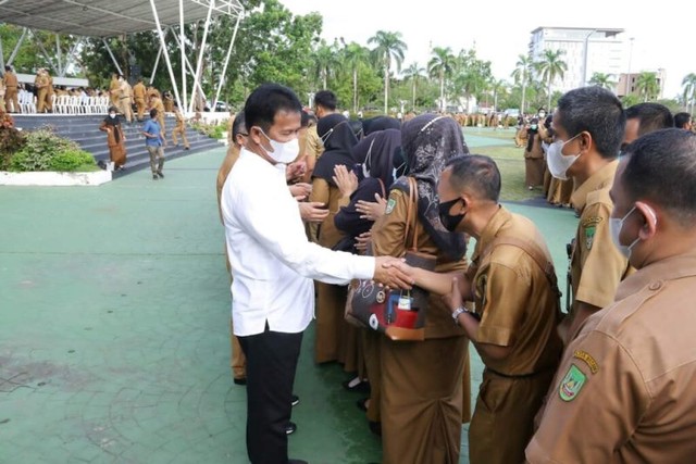 Wali Kota Batam Rudi bersilaturahmi dengan kalangan ASN usai libur lebaran. (Foto: Humas Pemko Batam)