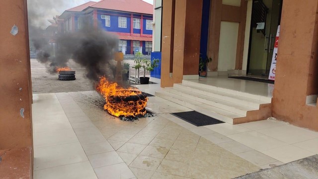 Para honorer melakukan aksi dengan membakar ban bekas di depan Kantor BKD Papua Barat