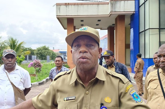Kepala BKD Papua Barat Nelles Dowansiba