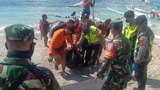 Lansia Tewas Mengapung di Perairan Nusa Penida Bali, 37 Orang Bantu Evakuasi (9497)