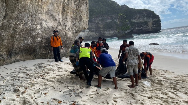 Evakuasi mayat seorang pria di Pantai Suwehan Nusa Penida, Bali - IST