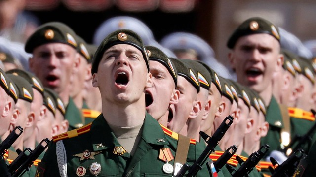 Tentara berbaris selama parade militer Hari Kemenangan ke-77 di Lapangan Merah, Moskow, Rusia, Senin (9/5/2022). Foto: Maxim Shemetov/REUTERS