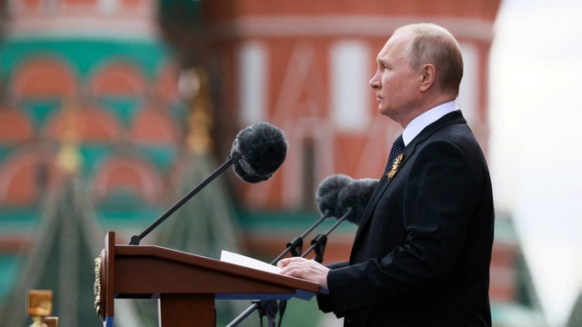 Presiden Rusia Vladimir Putin berbicara selama parade militer Hari Kemenangan ke-77 di Lapangan Merah, Moskow, Rusia, Senin (9/5/2022). Foto: Sputnik/Mikhail Metzel/Pool via REUTERS