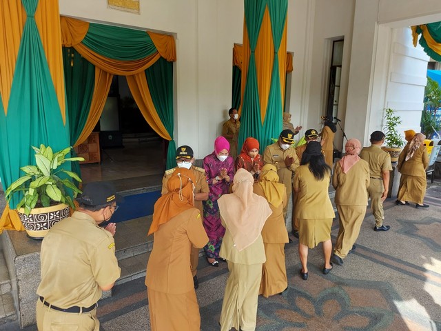 Jajaran Pemkot Malang melakukan halal bihalal di hari pertama masuk kerja usai libur lebaran 2022. Foto: M Sholeh