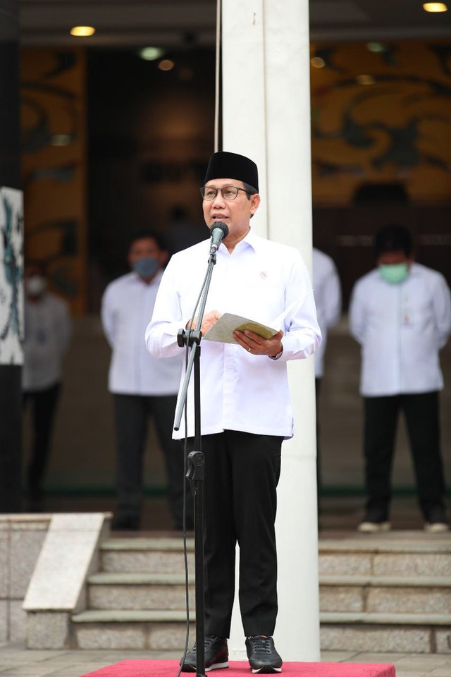 Mendes PDTT Abdul Halim Iksandar menggelar apel pagi sekaligus halal bihalal dengan seluruh pegawai Kemendes PDTT secara tatap muka di Jakarta, Senin (9/5). Foto: Mugi/KemendesPDTT