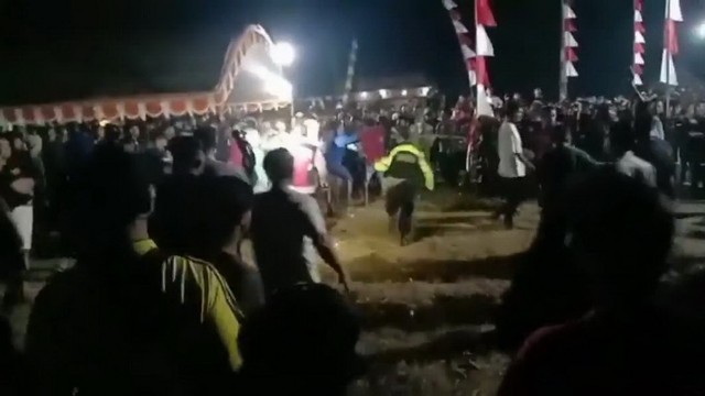 Tangkapan layar video kericuhan dalam konser musik dangdut di Desa Prigi, Kecamatan Todanan, Kabupaten Blora. Sabtu malam (07/05/2022) yang viral di media sosial.