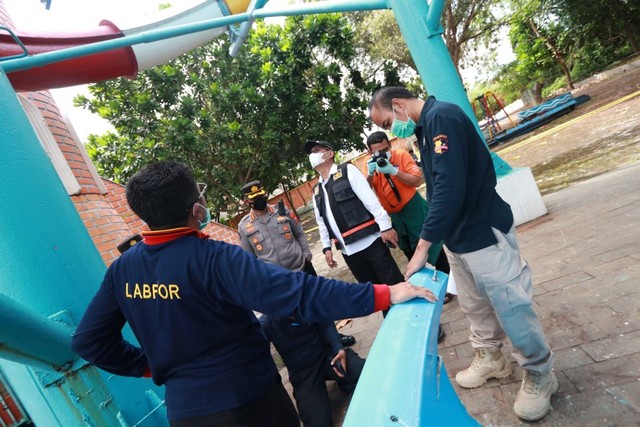 Perosotan Kolam Renang di KenPark Surabaya Ambrol, Polisi Periksa 5 Orang Saksi (6251)