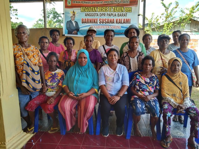 Barnike Susana Kalami anggota DPRD Provinsi Papua Barat pose bersama mama-mama papua saat reses.