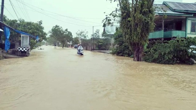 Hujan deras membuat beberapa ruas jalan di Tolitoli terendam banjir. Foto: Istimewa