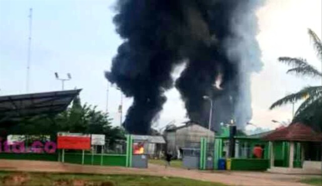 Asap hitam pekat yang terjadi usai ledakan pipa gas Pertamina di Prabumulih. (ist)