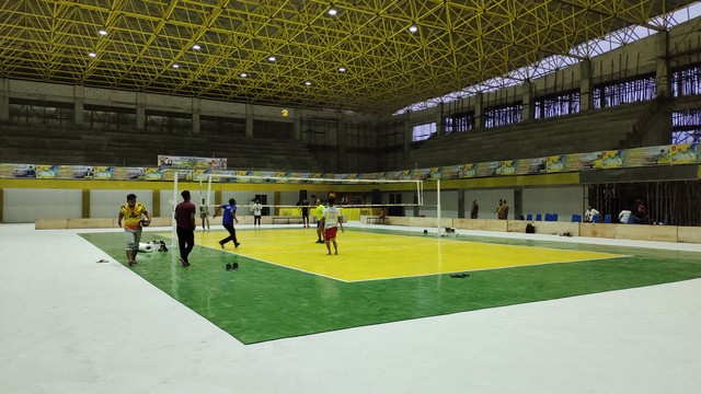 Sejumlah pegawai Dinas PUPR dan Dispora Kobar menjajal lapangan bola voli berstandar nasional di GOR Sports Center Pangeran Ratu Alamsyah Pangkalan Bun pada Senin sore (9/5/2022). Foto: Lukman Hakim/InfoPBUN