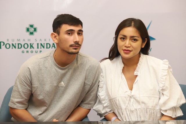 Artis Jessica Iskandar dan suaminya Vincent Verhaag saat konferensi pers terkait kelahiran anak kedua di RS Pondok Indah, Jakarta, (9/5/2022). Foto: Dok. Agus Apriyanto