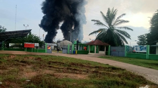 Kepulan asap akibat ledakan pipa gas pertamina. (ist)