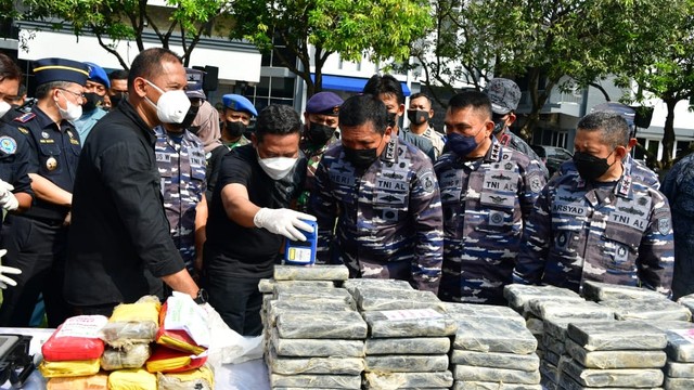 Konferensi pers penggagalan penyelundupan 179 Kg Kokain senilai Rp. 1,25 Triliun oleh TNI AL di Koarmada 1, Jakarta, Senin (9/5/2022). Foto: Dispenal