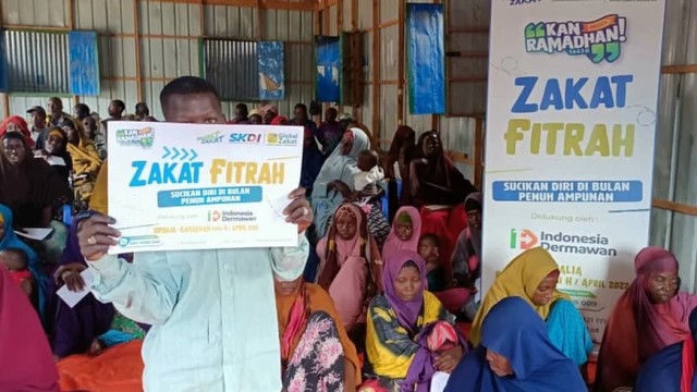 Muslim di Somalia menerima zakat fitrah dari Indonesia. (ACTNews)