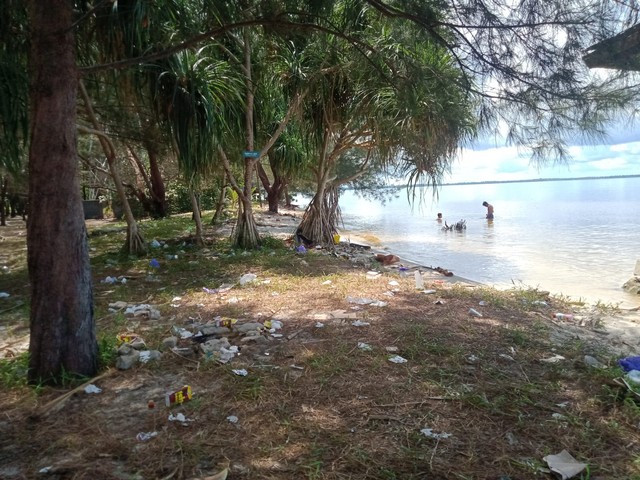 Sampah yang berserakan di TWA Tanjung Keluang. Foto: IST