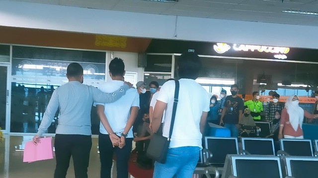 Penampakan Briptu Hasbudi, pemilik tambang emas ilegal saat ditangkap Polda Kaltara, Senin (9/5/2022). Foto: Polda Kaltara