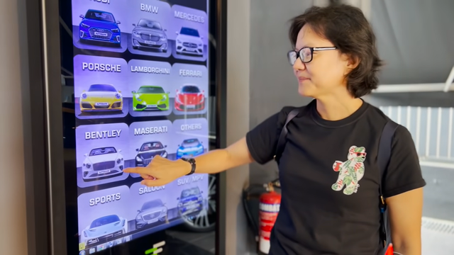 Grace Tahir memperlihatkan penggunaan vending machine mobil mewah. Sumber https://www.youtube.com/watch?v=8casG073X6w