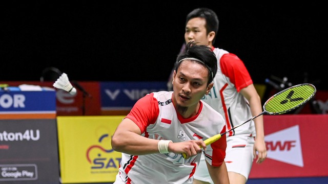 Pebulu tangkis ganda putra Indonesia Mohammad Ahsan dan Hendra Setiawan melawan ganda putra Thailand Chaloempon Charoenkitamorn dan Nanthakarn Yordphaisong di penyisihan grup A Piala Thomas Uber 2022. Foto: M Risyal Hidayat/Antara Foto 