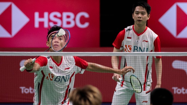 Pebulu tangkis ganda putra Indonesia Bagas Maulana dan Kevin Sanjaya Sukamuljo melawan pebulu tangkis Thailand Peeratchai Sukphun dan Pakkapon Teeraratsakul saat penyisihan grup A Piala Thomas Uber 2022. Foto: M Risyal Hidayat/Antara Foto 