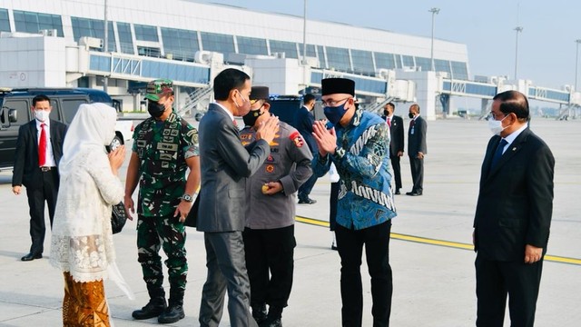 Presiden Joko Widodo saat akan berangkat menuju ke Amerika Serikat di Bandara Soekarno-Hatta, Selasa (10/5./2022). Foto: Laily Rachev/Biro Pers Sekretariat Presiden
