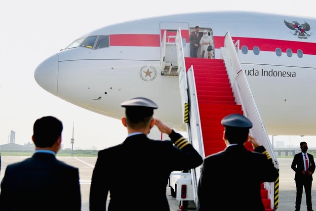 Presiden Joko Widodo saat akan berangkat menuju ke Amerika Serikat di Bandara Soekarno-Hatta, Selasa (10/5./2022). Foto: Laily Rachev/Biro Pers Sekretariat Presiden