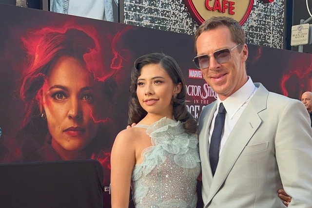 Xochitl Gomez bersama Benedict Cumberbatch hadiri peluncuran perdana film Doctor Strange in the Multiverse of Madness di Teater El Capitan, Los Angeles, California, Amerika Serikat pada Senin (2/5/2022). Foto: Instagram/@_xochitl.gomez