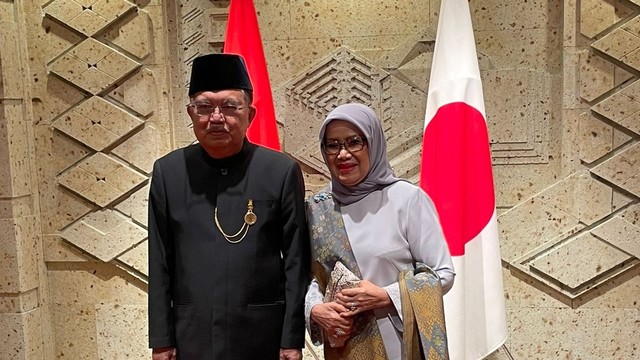 Mantan Wakil Presiden RI ke 10 dan 12 Jusuf Kalla menerima Grand Cordon of the Order of the Rising Sun dari Pemerintah Jepang Foto: Dok. Istimewa