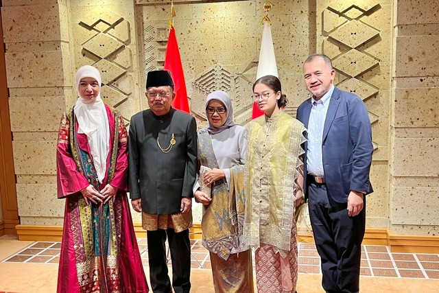 Mantan Wakil Presiden RI ke 10 dan 12 Jusuf Kalla menerima Grand Cordon of the Order of the Rising Sun dari Pemerintah Jepang Foto: Dok. Istimewa