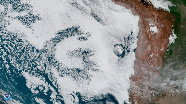 Awan aneh berbentuk kata 'Go' muncul di langit dan tertangkap satelit GOES East yang dioperasikan NOAA. Foto: NOAA
