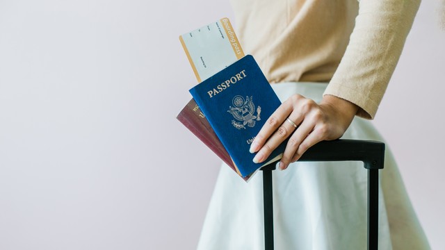 Ilustrasi turis memegang paspor. Foto: Jsnow my wolrd/Shutterstock
