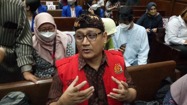 Terdakwa Kasus 'Tempat Jin Buang Anak' Edy Mulyadi di Pengadilan Negeri Jakarta Pusat. Foto: Aprilandika Pratama/kumparan