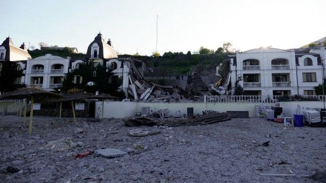 Tampilan hotel yang dihancurkan oleh rudal Rusia di Odesa, Ukraina, Minggu (8/5/2022). Foto: Igor Tkachenko/Reuters