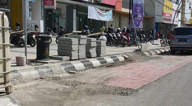 Tumpukan material di City Walk Jalan Ahmad Yani, Kota Tegal, Selasa (10/5/2022).