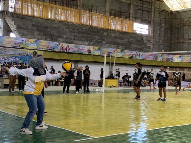 Bupati Kobar Nurhidayah melakukan service sebagai tanda dimulainya pertandingan turnamen bola voli Bupati Cup 2022. Joko Hardyono/InfoPBUN