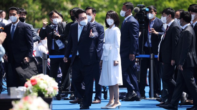 Presiden Korea Selatan Yoon Suk-yeol dan istrinya Kim Keon-hee tiba untuk menghadiri pelantikannya di depan Majelis Nasional di Seoul, Korea Selatan, Selasa (10/5/2022). Foto: Kim Hong-Ji/Pool via REUTERS