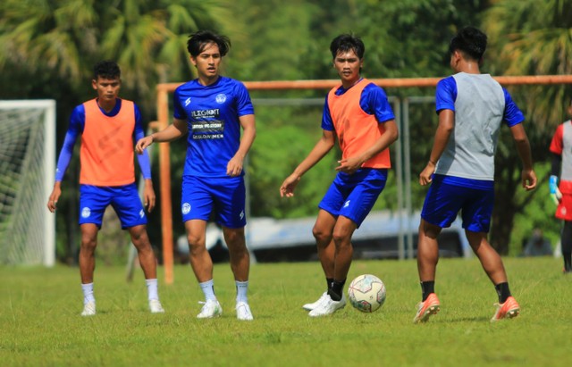 Wajah Baru pemain Arema FC Hanis Sagara Putra (Tengah Biru). foto/Dani Kristian Wardhana)