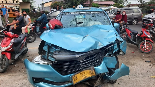 Kondisi kendaraan Taksi Blue Bird yang menabrak pemotor hingga tewas di Deli Serdang, Sumatera Utara pada Senin (9/5/2022). Foto: Dok. Istimewa