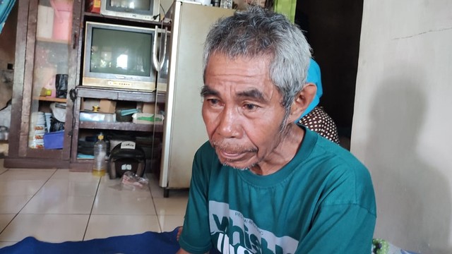 Ayahanda Wiwin Sunengsih, Ujang Mimin, ketika ditemui di kediamannya di Padalarang, Bandung Barat pada Selasa (10/5/2022).  Foto: Rachmadi Rasyad/kumparan