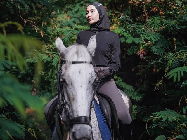 Tampil Berbeda, Intip Potret Dara Arafah yang Kini Berhijab (88088)
