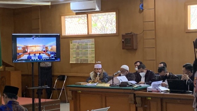 Habib Bahar bin Smith saat mengikuti sidang di Pengadilan Negeri Bandung pada Selasa (10/5/2022). Foto: Ulfah Salsabila/kumparan