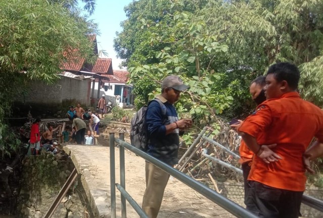 Petugas BPBD Kabupaten Cirebon dan msyarakat setempat melakukan penanganan jembatan ambruk di Desa Kedung Sana Kecamatan Plumbon Kabupaten Cirebon Jawa Barat.(Juan)