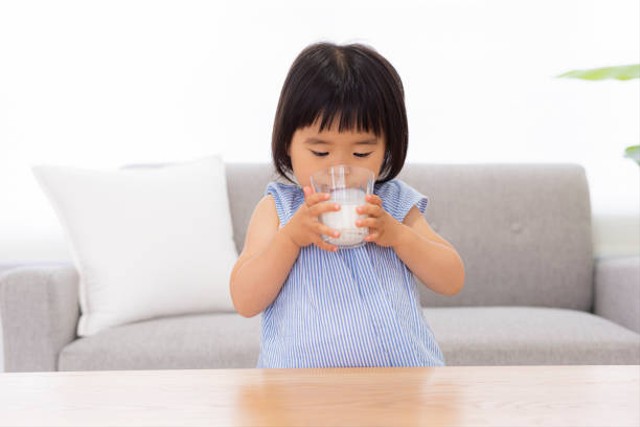 Ilustrasi susu tinggi kalsium untuk anak 1 tahun (Sumber: iStock)
