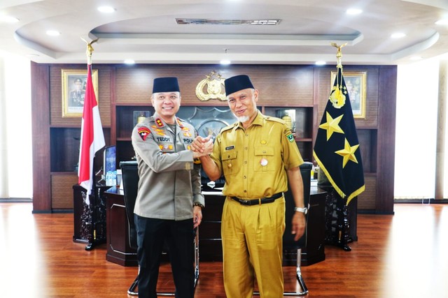 Gubernur Sumatera Barat Mahyeldi (kiri) bersama Kapolda Sumatera Barat Irjen Pol Teddy Minahasa saat halal bihalal lebaran Idul Fitri 1443 Hijriyah. Foto: dok Pemprov