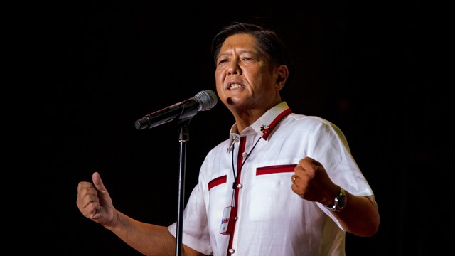 Ferdinand "Bongbong" Marcos Jr. berbicara kepada para pendukungnya selama kampanye terakhirnya sebelum pemilihan di Paranaque, Metro Manila, Filipina, Sabtu (7/5/2022). Foto: Ezra Acayan/Getty Images