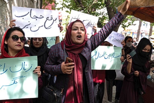 Para wanita Afghanistan protes karena dipaksa pemerintah Taliban pakai burqa di Kabul, Afghanistan, Selasa (10/5/2022). Foto: Wakil Kohsar/AFP