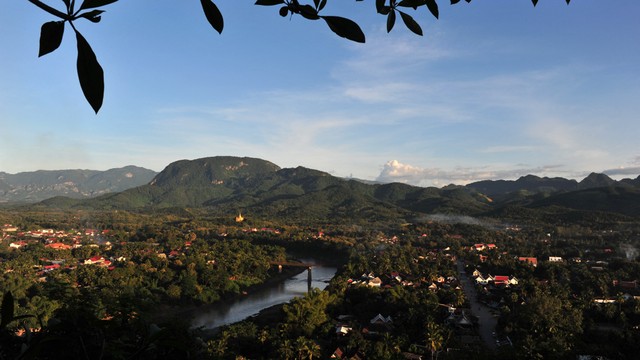 Pemandangan yang menunjukkan wisata Luang Prabang, sungai Nam Kha, dan Gunung Phou di Laos. Foto: VOISHMEL/AFP
