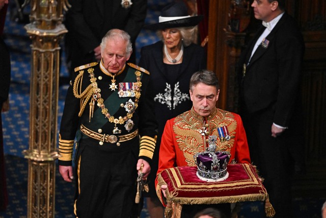 Pangeran Charles berjalan di belakang Mahkota Negara Kekaisaran melalui Galeri Kerajaan untuk Pembukaan Parlemen Negara di Istana Westminster di London, Inggris, Selasa (10/5/2022). Foto: Ben Stansall/POOL/AFP