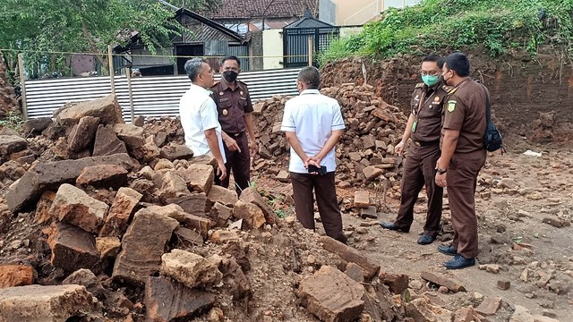 Tim Kejagung meninjau lokasi perusakan tembok bekas Keraton Kartasura, Sukoharjo, Selasa (10/05/2022). FOTO: Agung Santoso