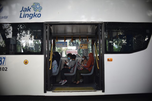 Warga naik bus wisata TransJakarta yang berkeliling di kota Jakarta, Selasa (10/5). Foto: Jamal Ramadhan/kumparan
